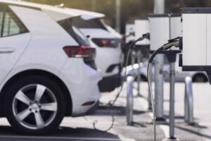 Auto ibride, ora l’Ue cambia idea. Rinvio di cinque anni dei divieti