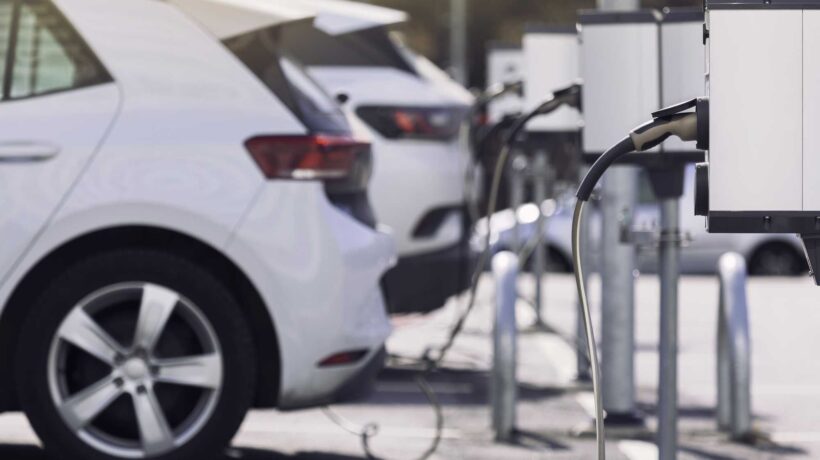 Auto ibride, ora l’Ue cambia idea. Rinvio di cinque anni dei divieti