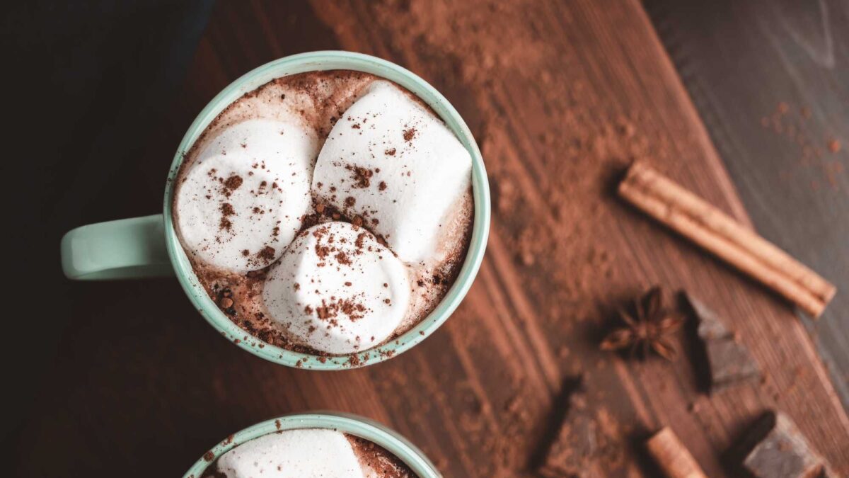 La cioccolata calda da bevanda sacra a elisir della felicità
