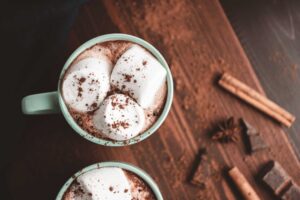 La cioccolata calda da bevanda sacra a elisir della felicità