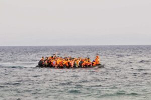 Traffico migranti, il report Europol: violenza, IA e reti globali dietro il business