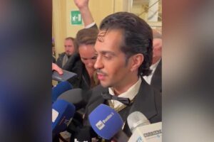 Alla Scala trionfa il nero (e qualche sfumatura): la Prima tra glamour, assenze e record d’incassi