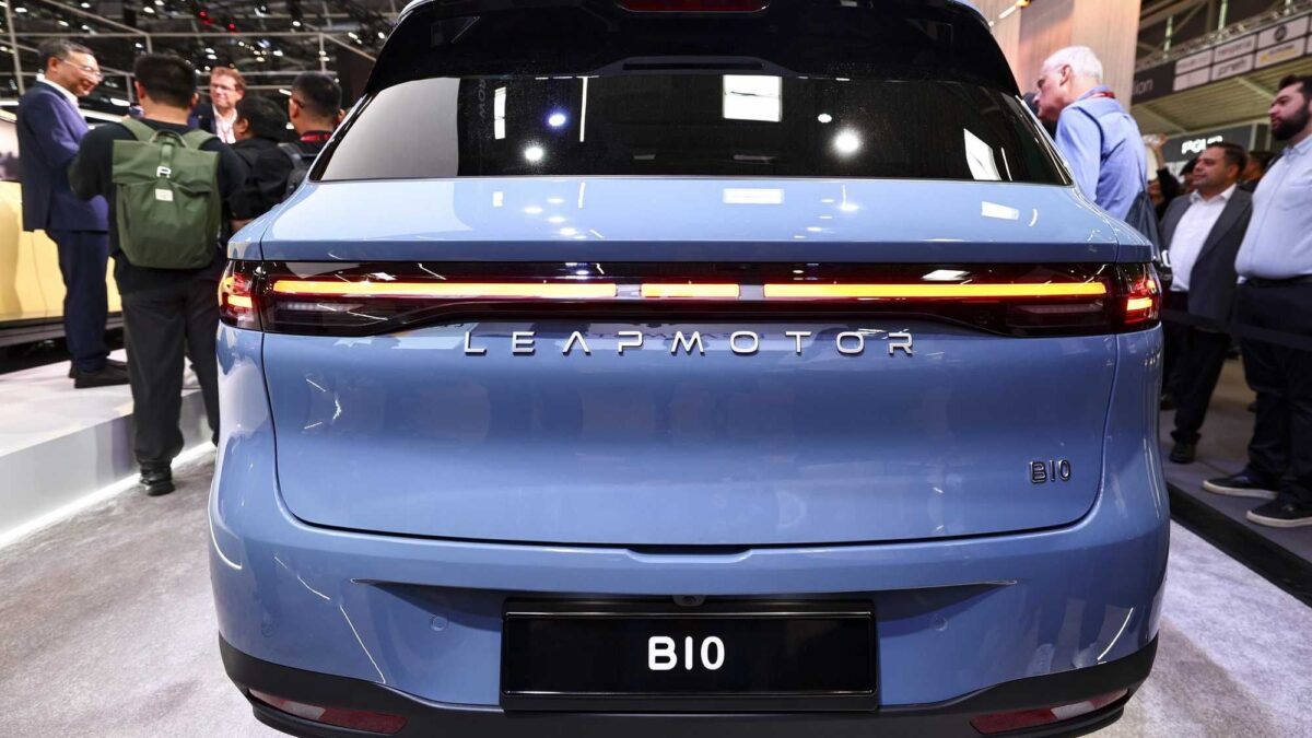 L’ultima cattiva tentazione di Elkann. Dare il marchio Fiat alle auto cinesi