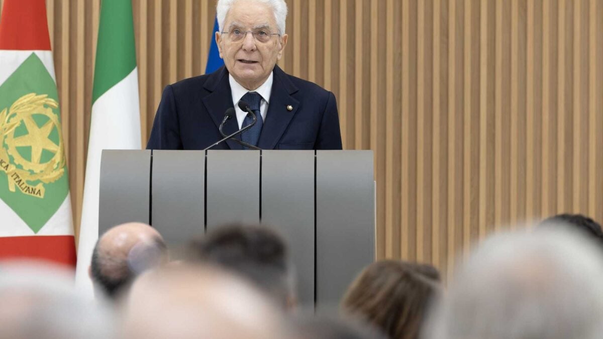 Mattarella segue la teoria di Garofani: attacca la Russia e spiazza il governo