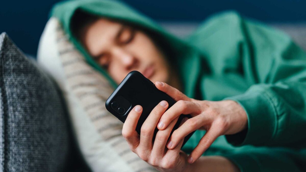 Imitiamo l’Australia: via i social ai minori