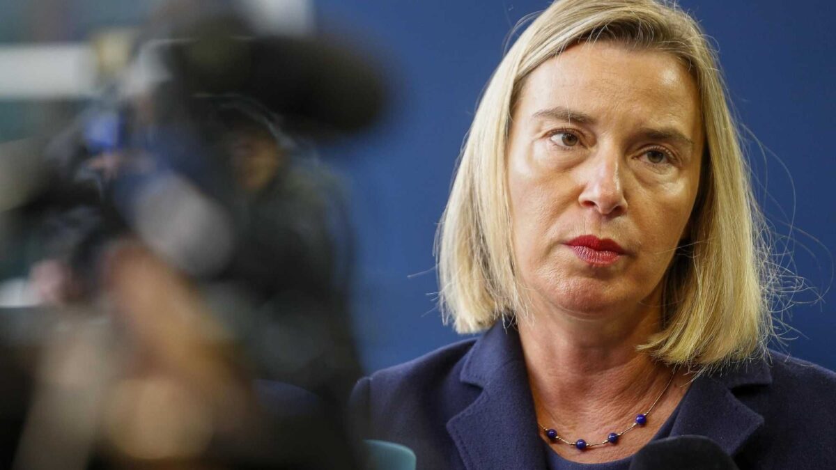 Dice che ha agito «sempre con rigore» ma la Mogherini intanto si dimette
