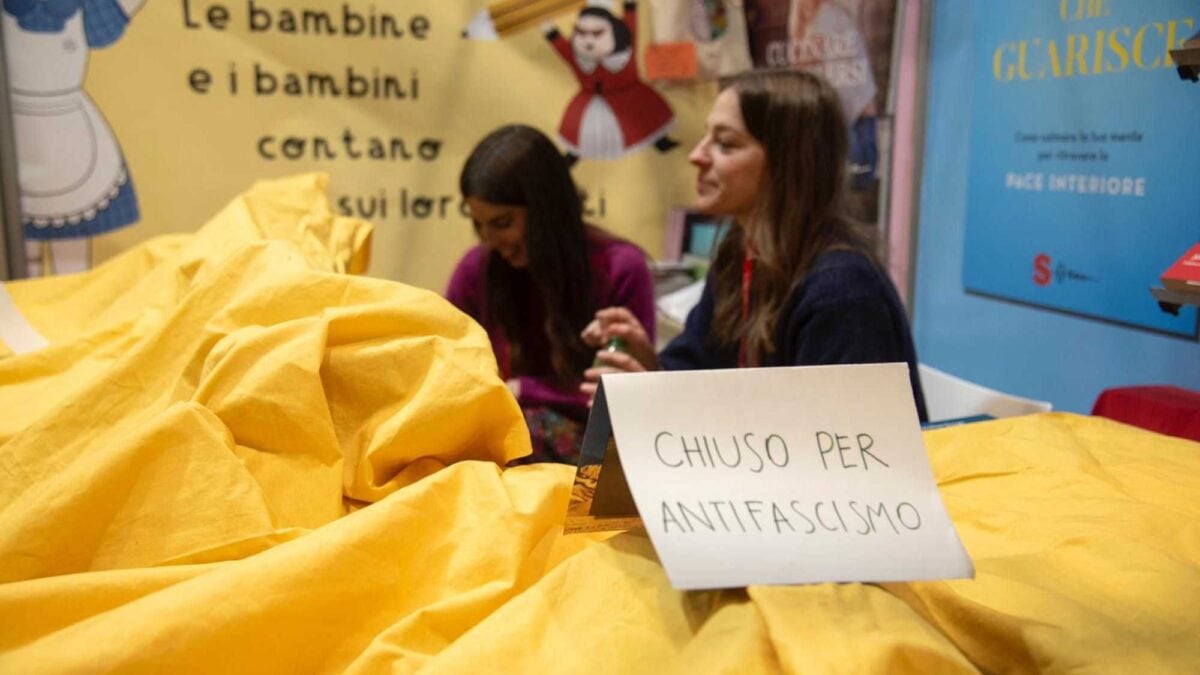 Lo sciopero dura la metà: l’antifascismo a tempo per non perdere le vendite