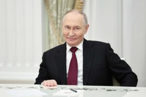 Putin: «Nato minaccia per l’Europa. Nel G8 Paesi in declino, non rientro»