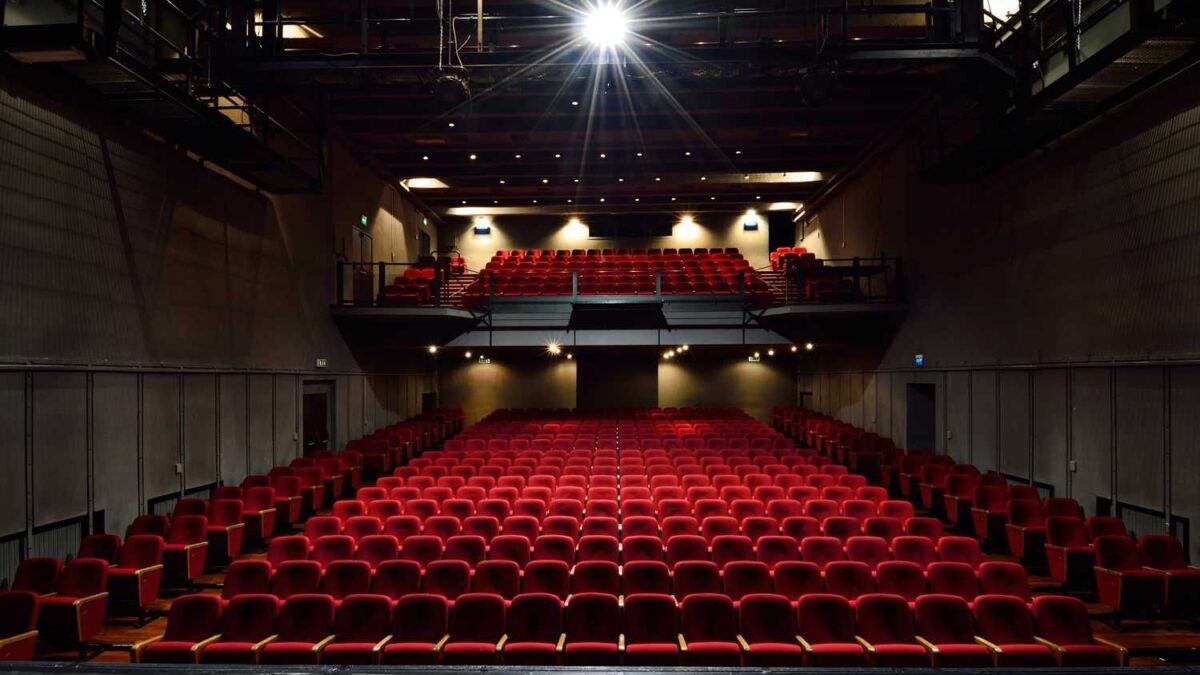 La rossa Emilia continua a pagare il «teatro delle molestie» di Parma