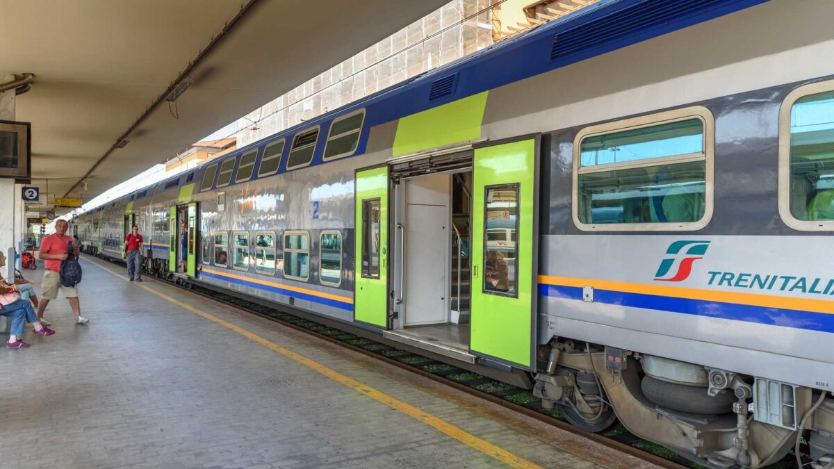 Baci alla capotreno (senza consenso). Assolto un nigeriano: il fatto era «tenue»