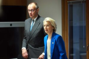 Presi a schiaffi Ursula e Merz, la Ue ora è guidata da Italia e Francia