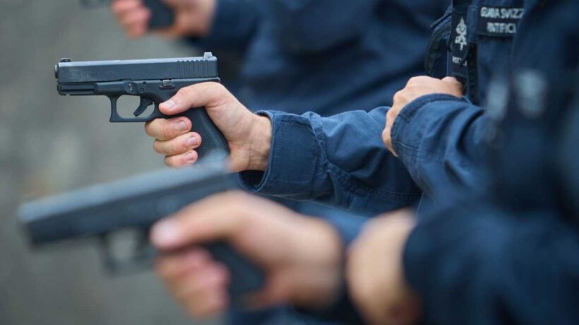 Addestramento al tiro con pistola (Päpstliche Schweizergarde)
