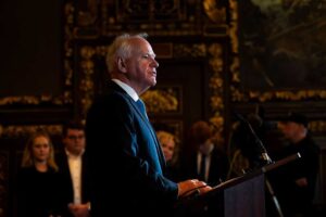 Minnesota, Walz si ritira travolto dallo scandalo