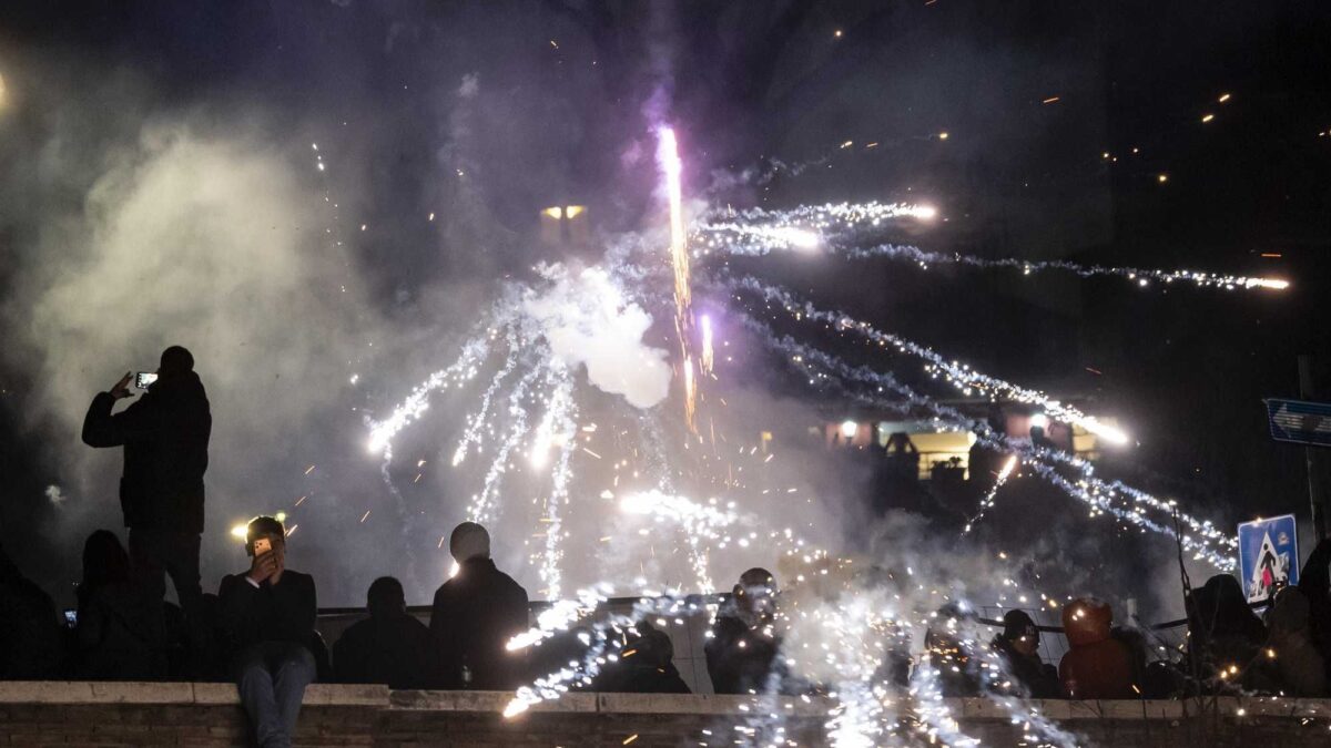 Capodanno: razzi ad altezza uomo, scippi e risse. I maranza fanno la festa agli italiani