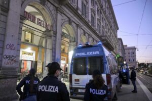 Bande di clandestini scatenati. Paura e pestaggi in mezza Italia