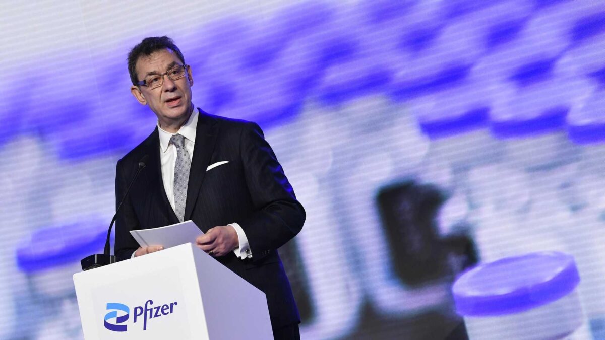 Hanno preso miliardi per i vaccini. Adesso Pfizer & C. ci alzano i prezzi
