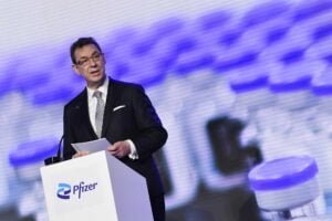 Hanno preso miliardi per i vaccini. Adesso Pfizer & C. ci alzano i prezzi