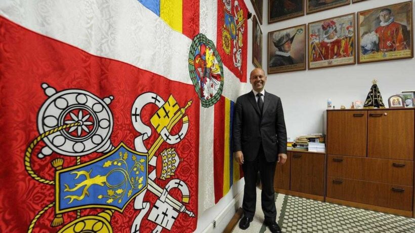 La bandiera della Guardia svizzera in Vaticano (Ansa)
