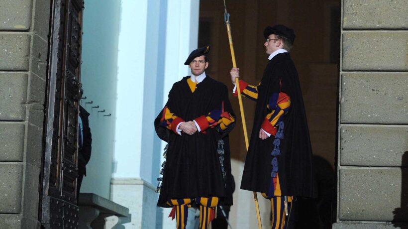 Uniforme di servizio con basco (Ansa)
