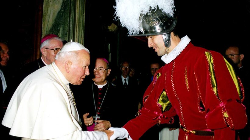 Giovanni Paolo II con il comandante Pius Siegmueller (Ansa)