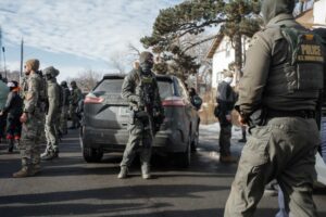 Ice «commissariato». E Trump fa pace col governatore dem