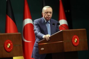 Il sultano Erdogan media tra Usa e Iran. Trump minaccioso ma spera nell’intesa