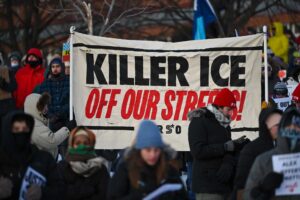 Fuoco a Minneapolis. Gli agenti dell’Ice uccidono un uomo: «Legittima difesa»