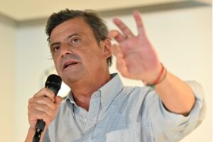 Fi corteggia Calenda. Con la benedizione del fratello del Cav