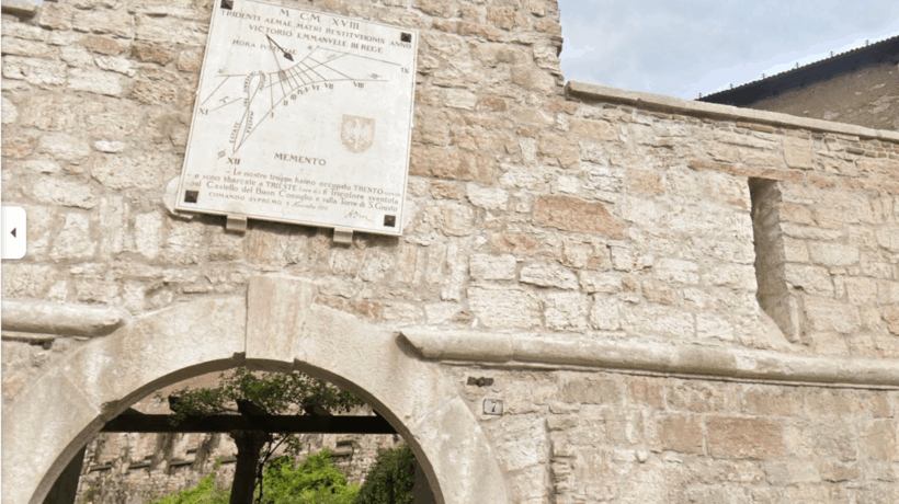 La meridiana sulla porta meridionale del Castello del Buonconsiglio di Trento
