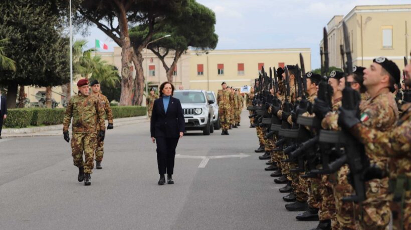 Il generale Masiello e la senatrice Rauti alla caserma Santa Barbara di Sabaudia (Esercito Italiano)
