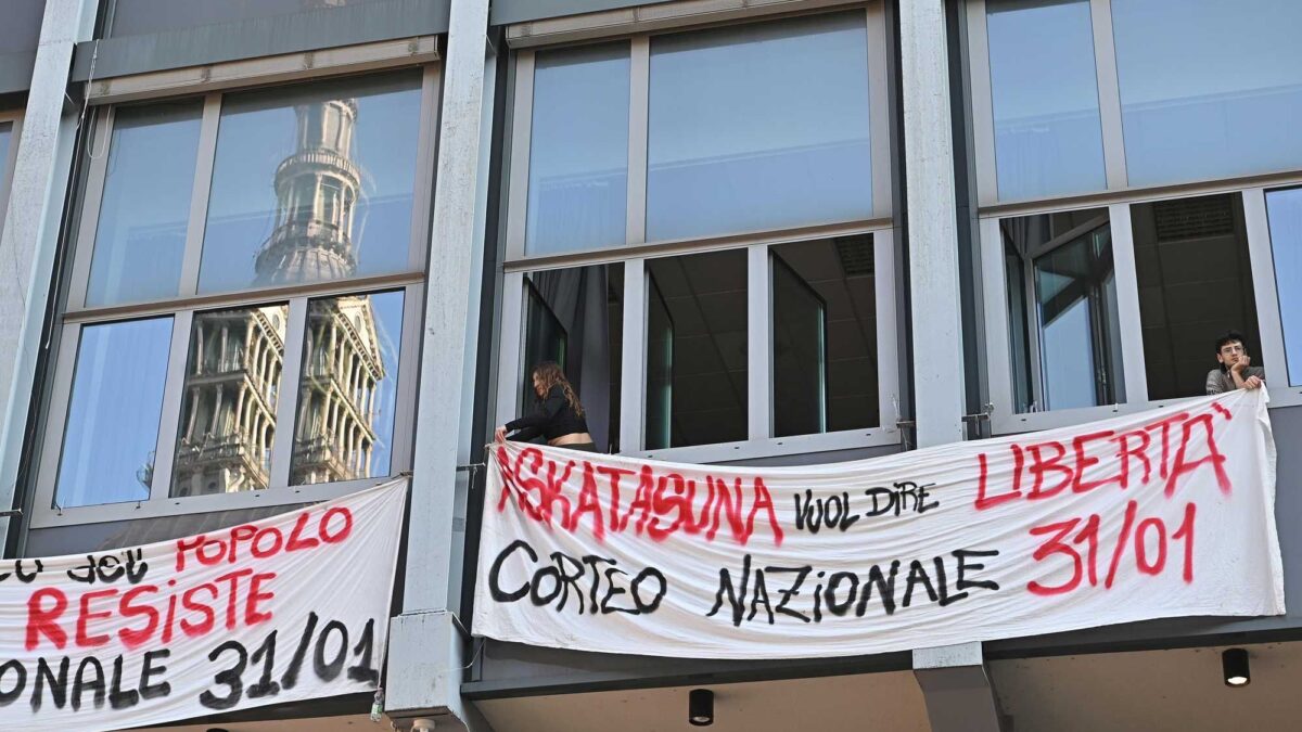 Askatasuna non caccia i violenti e sfida Torino: «Avanti col corteo»