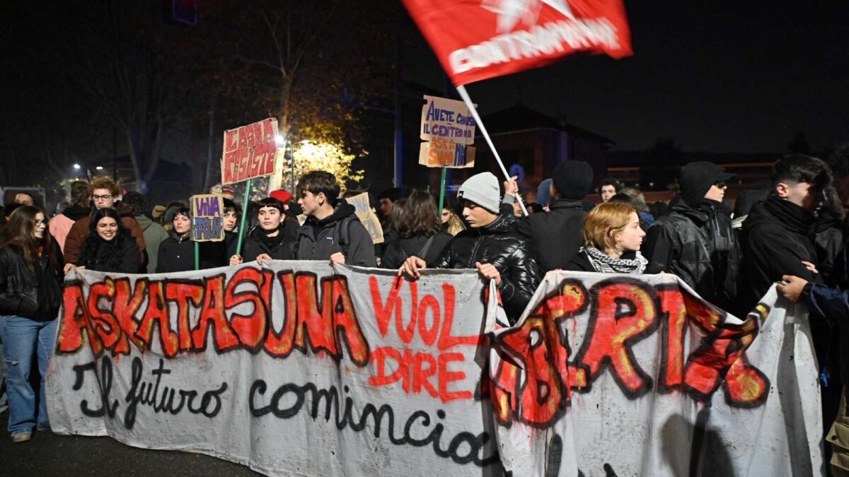 Aggredirono i poliziotti: liberati