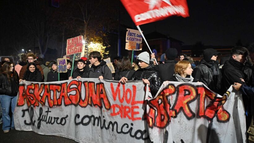 Aggredirono i poliziotti: liberati