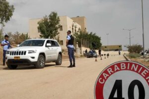 Carabinieri umiliati e minacciati da un colono armato in Cisgiordania