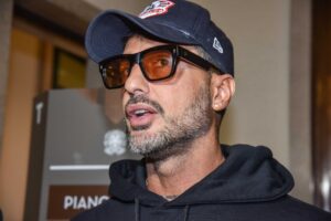 Il giudice ordina l’alt a «Falsissimo». Corona: «Allora parlo di Mediaset»