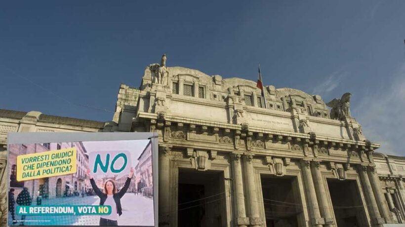 In stazione il carico di balle dell’Anm: «Temi che la politica ci controlli? Vota no»