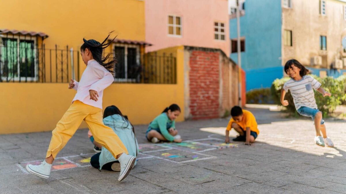 Non ci sono più bimbi e ai pochi rimasti appioppano la multa perché schiamazzano