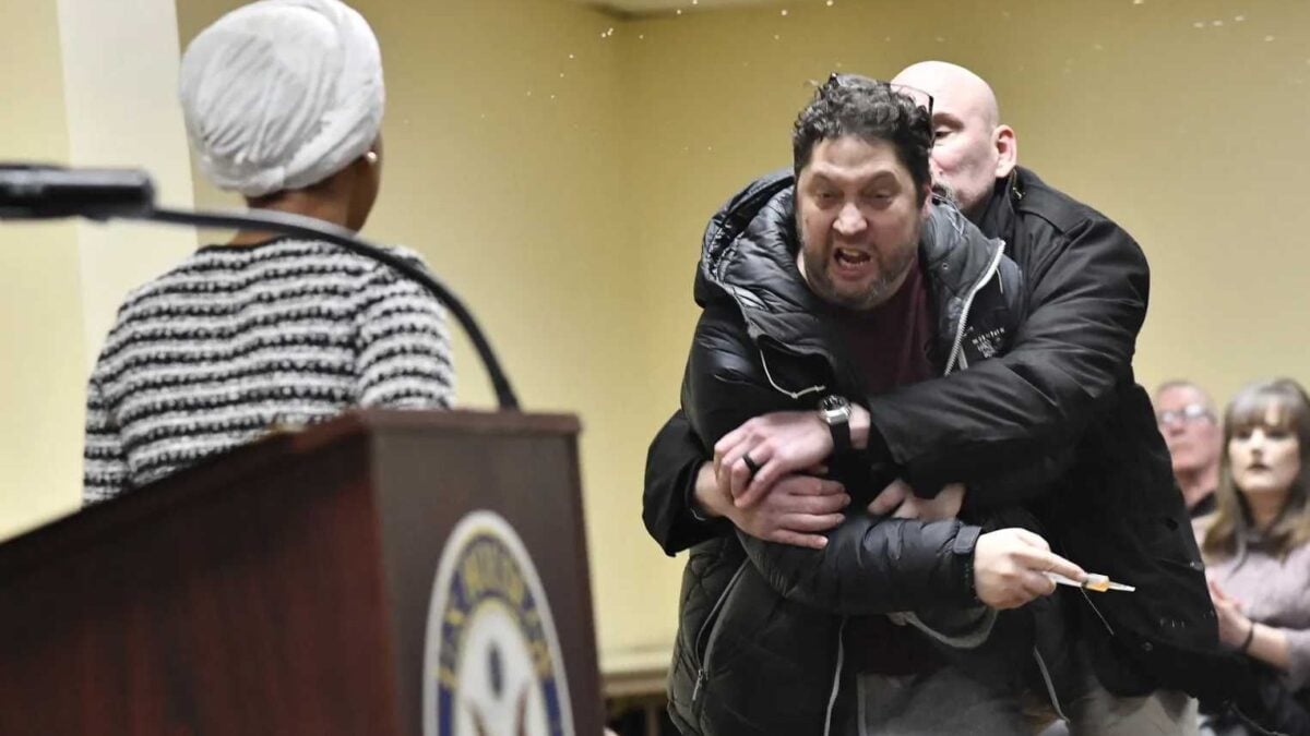 A Minneapolis assalita deputata dem con una siringa piena di aceto di mele