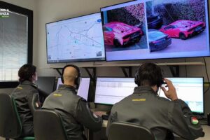 Truffe agli anziani, 1.200 vittime. Ferrari e bella vita con il bottino