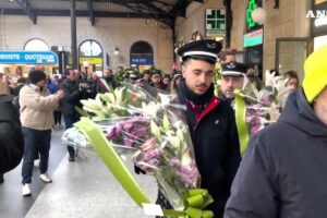 Capotreno ucciso a Bologna, l’omaggio dei colleghi in divisa