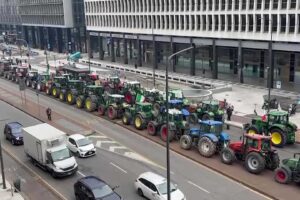 Trattori in strada a Milano: agricoltori in protesta contro il Mercosur
