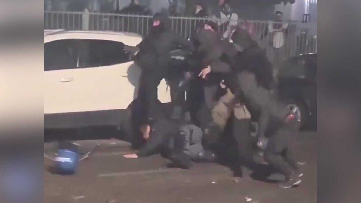 Scontri a Torino, il corteo pro Askatasuna si trasforma in assalto: agente aggredito a martellate