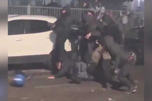 Scontri a Torino, il corteo pro Askatasuna si trasforma in assalto: agente aggredito a martellate