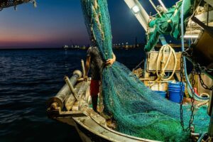 L’Ue affoga i pescatori in un mare di regole e spalanca le porte al pesce del Marocco