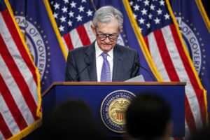 Guerra aperta tra la Fed e Trump: fuga dal dollaro, ancora oro record