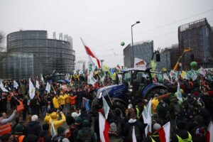 «Ursula vattene» da 10.000 agricoltori contro il Mercosur. E oggi può succedere