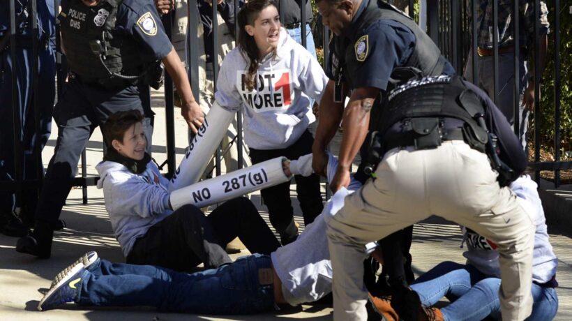 Ora urla a reti unificate contro l’Ice, ma con i morti sotto Obama tutti zitti