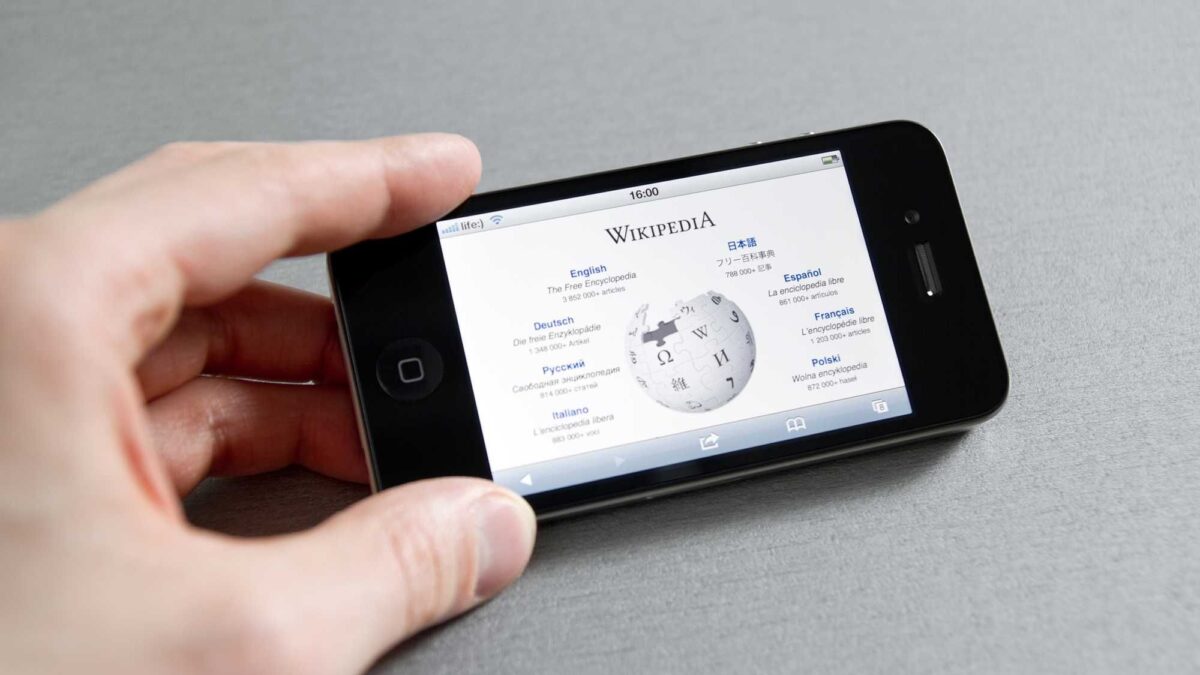 Asse Wikipedia-Intelligenza artificiale. Così la Rete va sempre più a sinistra
