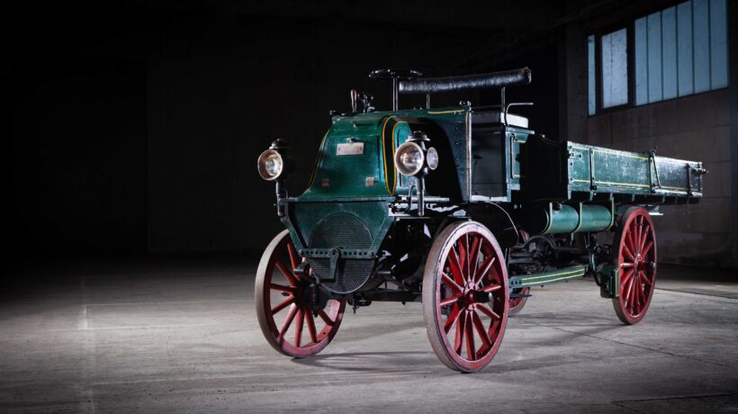 Esemplare del 1899 con trasmissione cardanica (Daimler Media)
