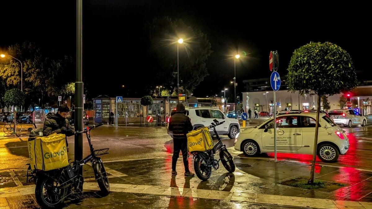 Danno da mangiare agli italiani e affamano migliaia di migranti